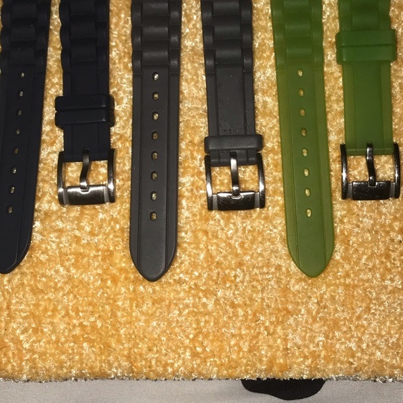 Fossil watch with a variety of bands. - Picture 2 of 3